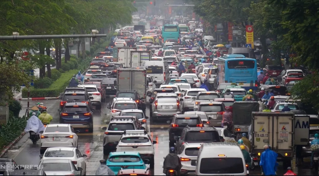 Đường phố Hà Nội ùn tắc ngày mưa rét cận Tết