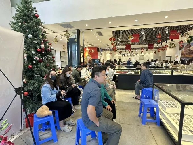 Nhiều người đi mua vàng khi giá giảm gần 4 triệu đồng