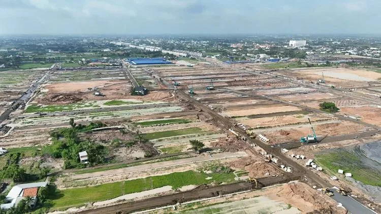 Ông Lớn Trên Thị Trường Địa Ốc: Người Vào Nam, Kẻ Ra Bắc